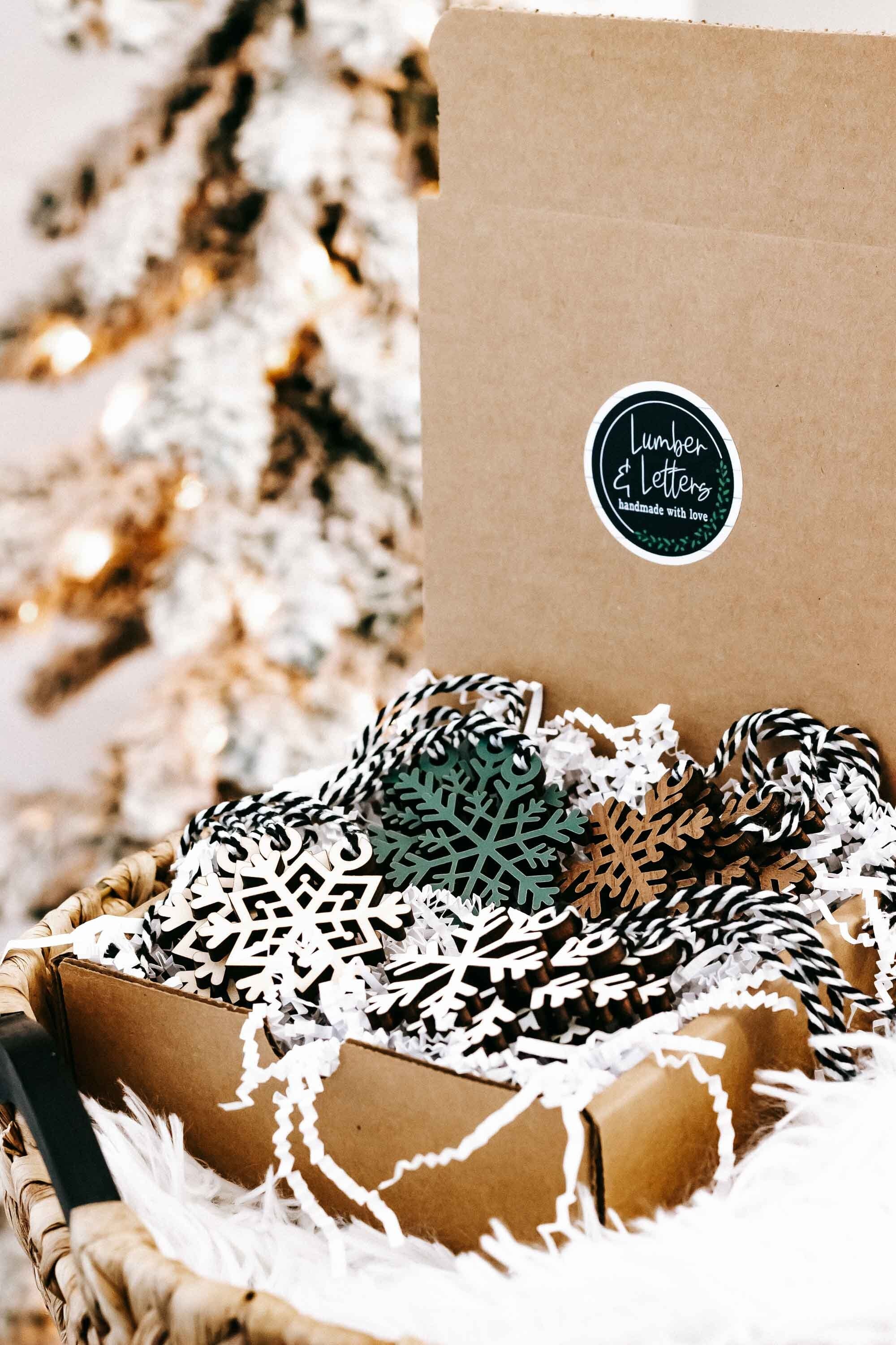 Set of 16 snowflake tree ornaments in kraft packaging, white and dark wood snowflakes