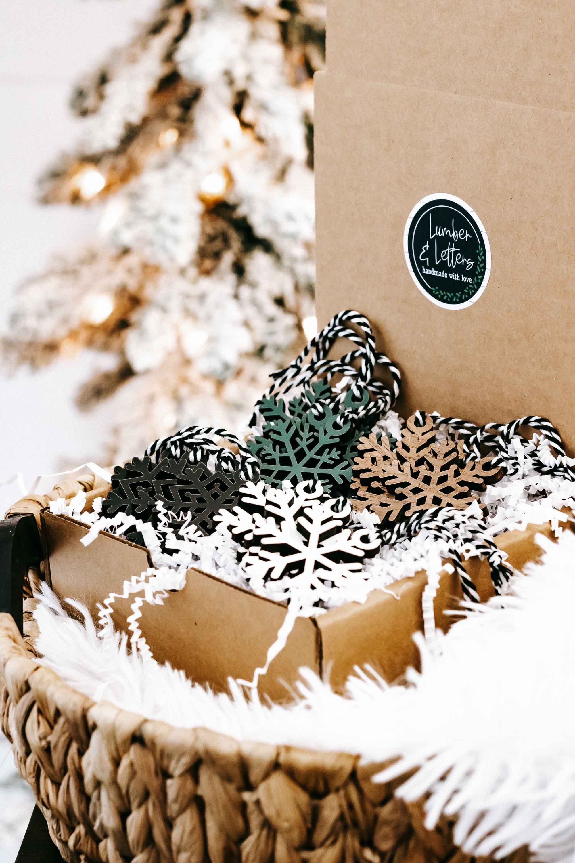 Snowflake ornament set in a woven basket with faux fur; kraft backing and twine hangers
