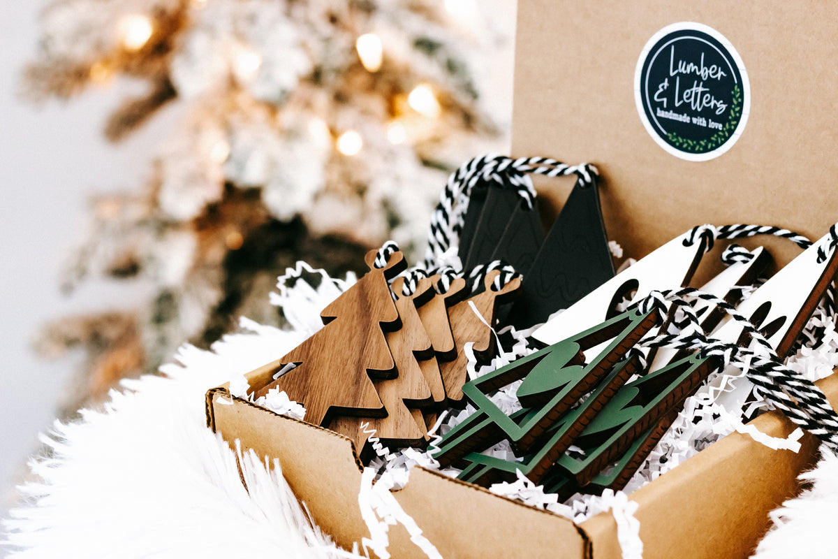 Natural Christmas tree ornament set in kraft tray, striped loop hangers