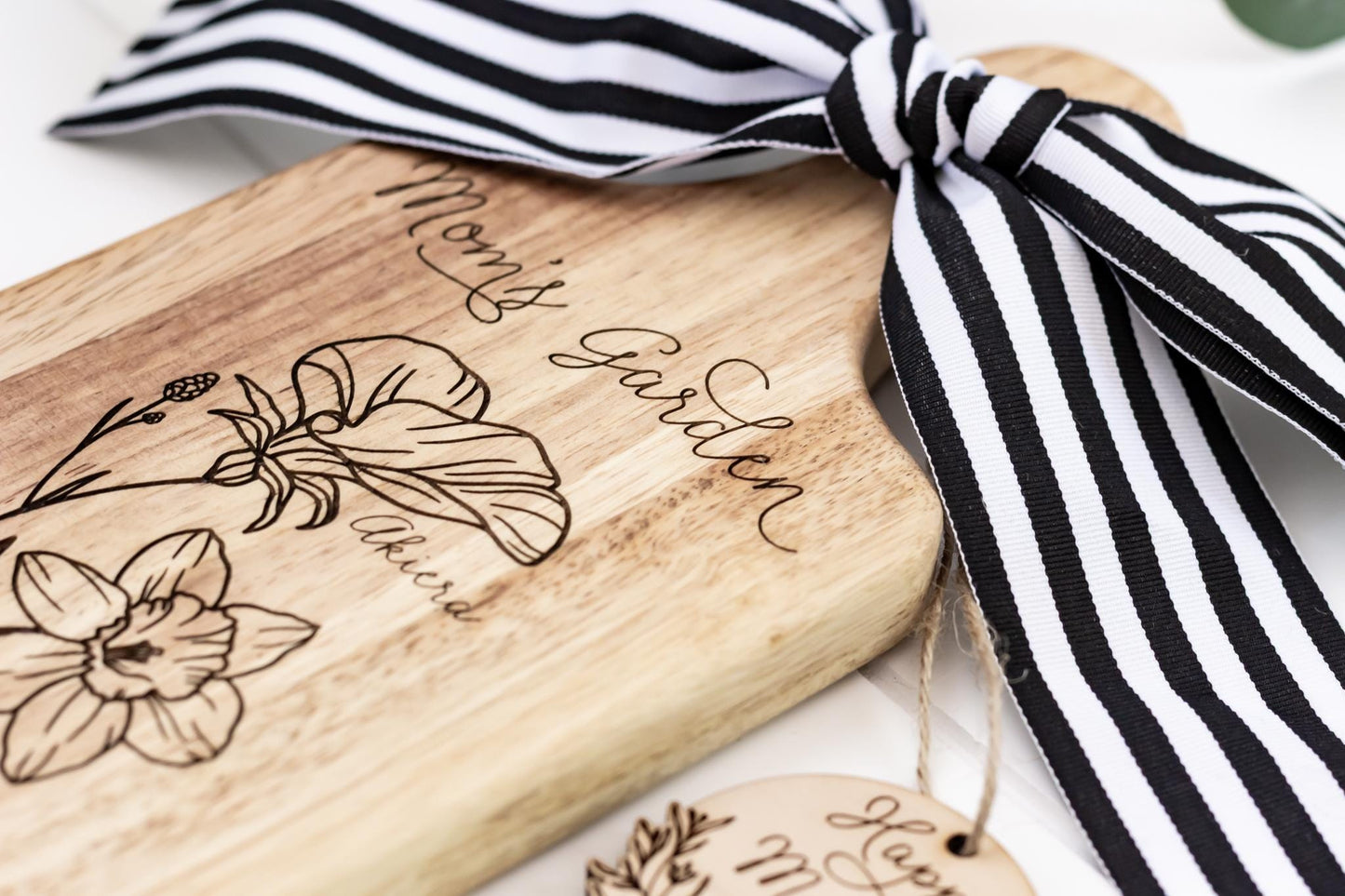 Custom Birth Month Flower Cutting Board Mom's Garden Engraved Gift Growing Love Since Personalized Kitchen Decor Solid Wood Keepsake
